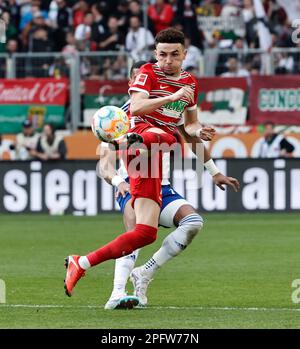 Augsburg, Deutschland. 18. März 2023. Ruben Vargas (Front) aus Augsburg tritt während des deutschen Bundesliga-Fußballspiels der ersten Division zwischen dem FC Augsburg und dem FC Schalke 04 am 18. März 2023 in Augsburg an. Kredit: Philippe Ruiz/Xinhua/Alamy Live News Stockfoto