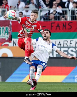 Augsburg, Deutschland. 18. März 2023. Jeffrey Gouweleeuw (L) aus Augsburg spielt mit Kenan Karaman von Schalke 04 während des deutschen Bundesliga-Fußballspiels in der ersten Liga zwischen dem FC Augsburg und dem FC Schalke 04 in Augsburg am 18. März 2023. Kredit: Philippe Ruiz/Xinhua/Alamy Live News Stockfoto