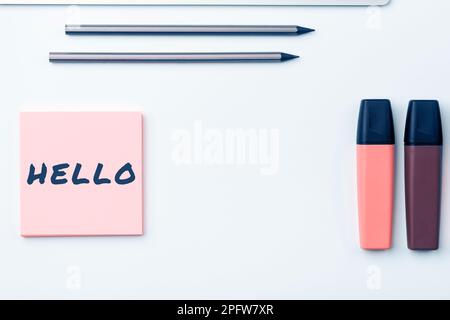 Schild mit der Aufschrift Hallo. Geschäftskonzept, das als Begrüßung oder als Beginn eines Telefongesprächs verwendet wird. Begrüßen Sie jemanden Stockfoto