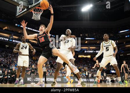 Sacramento, Kalifornien, USA. 18. März 2023. Während eines Spiels im NCAA Tournament im Golden 1 Center in Sacramento, Samstag, 18. März 2023. Princeton Tigers schlug die Missouri Tigers 78-63. (Kreditbild: © Paul Kitagaki Jr./ZUMA Press Wire) NUR REDAKTIONELLE VERWENDUNG! Nicht für den kommerziellen GEBRAUCH! Stockfoto