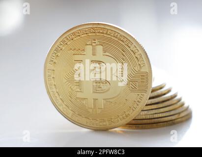 New York, Usa. 18. März 2023. Eine Darstellung des Symbols der Bitcoin-Kryptowährungen ist in einem Illustrationsfoto zu sehen, das am Samstag, den 18. März 2023 in New York City aufgenommen wurde. Foto: John Angelillo/UPI Credit: UPI/Alamy Live News Stockfoto