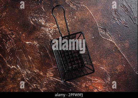 Leeren Sie den Korb auf dem rustikalen Tisch. Dunkler Hintergrund. Draufsicht. Speicherplatz kopieren. Stockfoto
