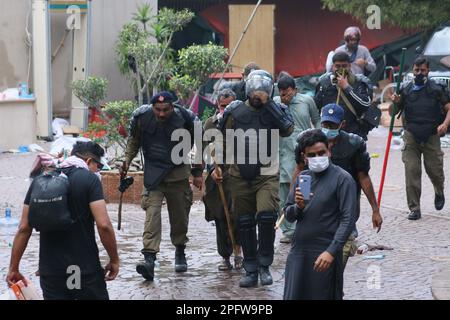 Lahore, Punjab, Pakistan. 18. März 2023. Der ehemalige Premierminister Imran Khan ist von seinen Anhängern umgeben, wenn er von seinem Wohnsitz in Lahore aus nach Islamabad abreist. Ein oberstes pakistanisches Gericht hat am Freitag einen Haftbefehl für Khan ausgesetzt, wodurch ihm ein Aufschub gewährt wurde, nach Islamabad zu reisen und sich einer Anklage in einem Schmuggelverfahren zu stellen, ohne inhaftiert zu werden. Polizeibeamter beteiligt sich an der Operation im Wohnsitz des ehemaligen pakistanischen Premierministers im Zaman-Park. (Kreditbild: © Rana Sajid Hussain/Pacific Press via ZUMA Press Wire) NUR REDAKTIONELLE VERWENDUNG! Nicht für den kommerziellen GEBRAUCH! Stockfoto