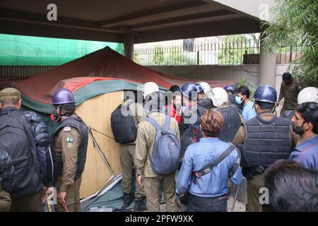 Lahore, Punjab, Pakistan. 18. März 2023. Der ehemalige Premierminister Imran Khan ist von seinen Anhängern umgeben, wenn er von seinem Wohnsitz in Lahore aus nach Islamabad abreist. Ein oberstes pakistanisches Gericht hat am Freitag einen Haftbefehl für Khan ausgesetzt, wodurch ihm ein Aufschub gewährt wurde, nach Islamabad zu reisen und sich einer Anklage in einem Schmuggelverfahren zu stellen, ohne inhaftiert zu werden. Polizeibeamter beteiligt sich an der Operation im Wohnsitz des ehemaligen pakistanischen Premierministers im Zaman-Park. (Kreditbild: © Rana Sajid Hussain/Pacific Press via ZUMA Press Wire) NUR REDAKTIONELLE VERWENDUNG! Nicht für den kommerziellen GEBRAUCH! Stockfoto