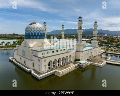 Luftdrohne der Bandaraya Kota Kinabalu Moschee in Likas Kota Kinabalu, Sabah, Borneo. Stockfoto
