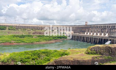 Blick auf den Itaipu-Staudamm vom Besucherzentrum in der Nähe von Foz do iguacu, brasilien. Stockfoto