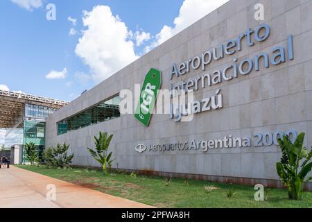 Misiones, Argentinien - 16. Januar 2023: Iguazu Airport-Schild auf dem Gebäude, Misiones, Argentinien. Stockfoto