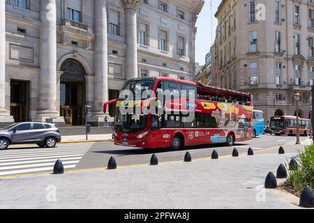 Buenos Aires, Argentinien - 17. Januar 2023: Besichtigung von Touristen in einem Doppeldeckerbus im Zentrum von Buenos Aires, Argentinien. Stockfoto