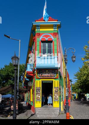 Buenos Aires, Argentinien - 24. Januar 2023: Das farbenfrohe Gebäude im Caminito Street Museum in La Boca, Buenos Aires, Argentinien im Januar 2023. Stockfoto