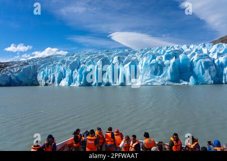 Puerto Natales, Chile - 2. Februar 2023: Touristen, die den Grauen Gletscher auf der Bootstour im Torres del Paine Nationalpark, Puerto Natales, Chile besuchen. Stockfoto