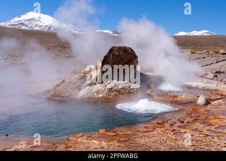 - Einer der aktiven Geysire von El Tatio, Chile. Stockfoto