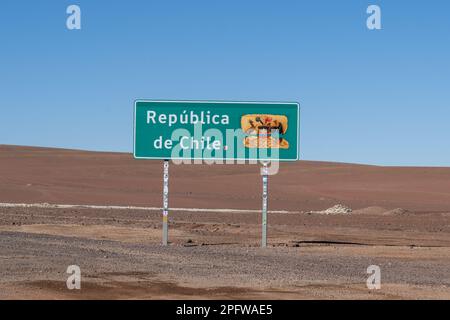 Laguna verde, Chile - 22. Februar 2023: Grenzschild Republik Chile (Republica de Chile) an der Grenze zwischen Bolivien und Chile nahe Laguna verde Stockfoto