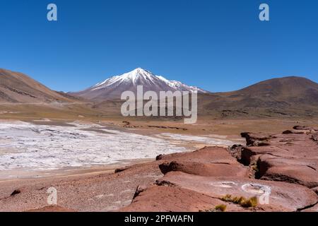 Red Rocks (Piedras Rojas), Lagune und Salzebenen in der Atacama-Wüste, Chile. Stockfoto