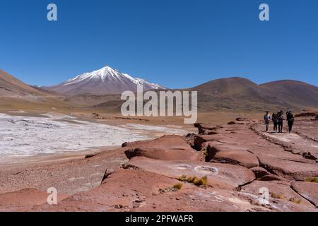 Red Rocks (Piedras Rojas), Lagune und Salzebenen mit unbekannten Touristen in der Atacama-Wüste, Chile. Stockfoto