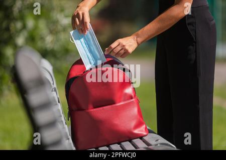 Back to School obligatorische Maske für Studenten, die sie auf dem Campus und in College oder Universitätskursen tragen. Einen Gesichtsschutz im Rucksack für die Ausbildung mitbringen Stockfoto
