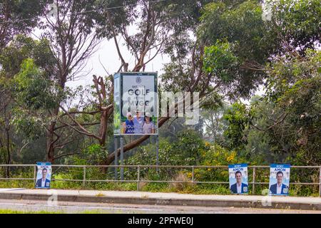 Sonntag, den 19. März 2023, und weniger als eine Woche vor den NSW-Wahlen am Samstag, den 25. März 2023, werben die Kandidaten für den Sitz von Pittwater in Sydney weiterhin mit Plakaten und Plakaten in der gesamten Gemeinschaft für ihre Kampagne. Pittwater ist ein langjähriger liberaler Sitz, der von Rory Amon (Liberale Partei) und Jacqui Scruby (Independent) , Sydney, NSW, Australien stark angefochten werden dürfte. Credits Martin Berry@alamy Live News Stockfoto