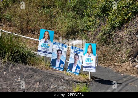 Sonntag, den 19. März 2023, und weniger als eine Woche vor den NSW-Wahlen am Samstag, den 25. März 2023, werben die Kandidaten für den Sitz von Pittwater in Sydney weiterhin mit Plakaten und Plakaten in der gesamten Gemeinschaft für ihre Kampagne. Pittwater ist ein langjähriger liberaler Sitz, der von Rory Amon (Liberale Partei) und Jacqui Scruby (Independent) , Sydney, NSW, Australien stark angefochten werden dürfte. Credits Martin Berry@alamy Live News Stockfoto