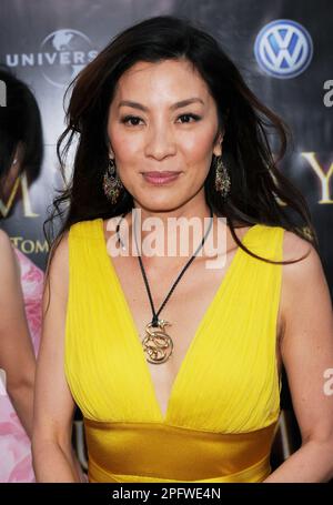 Michelle Yeoh - Mumie - Grabmal des Drachen-Kaisers Premiere im Gibson Amphitheatre Theatre in Los Angeles. Augenkontakt mit Kopfschuss Richard Belzer, Comedian und Law & Order – SVU-Hauptquartier, tot bei 78 © Tsuni / USA YeohMichelle 21 Stockfoto