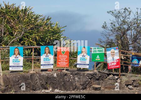 Sonntag, den 19. März 2023, und weniger als eine Woche vor den NSW-Wahlen am Samstag, den 25. März 2023, werben die Kandidaten für den Sitz von Pittwater in Sydney weiterhin mit Plakaten und Plakaten in der gesamten Gemeinschaft für ihre Kampagne. Pittwater ist ein langjähriger liberaler Sitz, der von Rory Amon (Liberale Partei) und Jacqui Scruby (Independent) , Sydney, NSW, Australien stark angefochten werden dürfte. Credits Martin Berry@alamy Live News Stockfoto