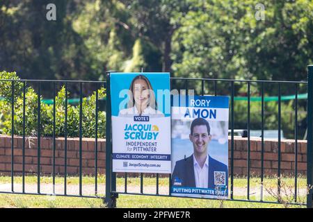 Sonntag, den 19. März 2023, und weniger als eine Woche vor den NSW-Wahlen am Samstag, den 25. März 2023, werben die Kandidaten für den Sitz von Pittwater in Sydney weiterhin mit Plakaten und Plakaten in der gesamten Gemeinschaft für ihre Kampagne. Pittwater ist ein langjähriger liberaler Sitz, der von Rory Amon (Liberale Partei) und Jacqui Scruby (Independent) , Sydney, NSW, Australien stark angefochten werden dürfte. Credits Martin Berry@alamy Live News Stockfoto