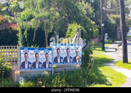 Sonntag, 19. März 2023, weniger als eine Woche vor der NSW-Staatswahl 2023 am Samstag, den 25. März 2023, werben die Kandidaten am Sitz von Pittwater in Sydney weiterhin mit Plakaten und Plakaten in der gesamten Gemeinschaft für ihre Kampagne. Pittwater ist ein langjähriger liberaler Sitz, der von Rory Amon (Liberale Partei) und Jacqui Scruby (Independent) , Sydney, NSW, Australien stark angefochten werden dürfte. Credits Martin Berry@alamy Live News Stockfoto