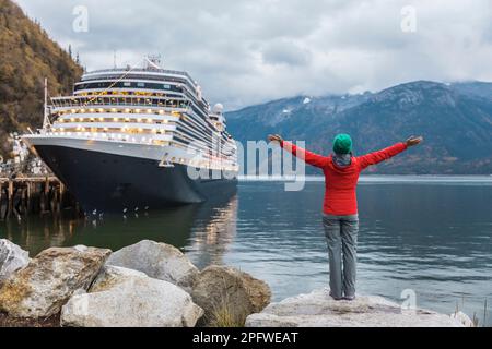 Kreuzfahrtschiff Reiseziel glückliche Touristin mit offenen Armen auf Herbsturlaub in Alaska ab Vancouver. USA-Feiertage Stockfoto