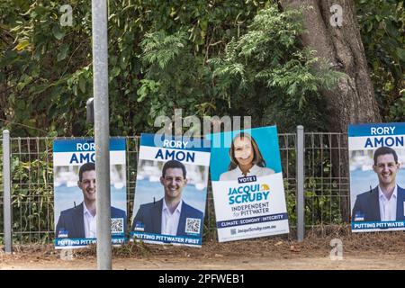 Sonntag, den 19. März 2023, und weniger als eine Woche vor den NSW-Wahlen am Samstag, den 25. März 2023, werben die Kandidaten für den Sitz von Pittwater in Sydney weiterhin mit Plakaten und Plakaten in der gesamten Gemeinschaft für ihre Kampagne. Pittwater ist ein langjähriger liberaler Sitz, der von Rory Amon (Liberale Partei) und Jacqui Scruby (Independent) , Sydney, NSW, Australien stark angefochten werden dürfte. Credits Martin Berry@alamy Live News Stockfoto