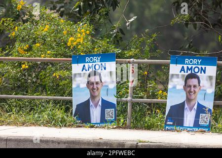 Sonntag, den 19. März 2023, und weniger als eine Woche vor den NSW-Wahlen am Samstag, den 25. März 2023, werben die Kandidaten für den Sitz von Pittwater in Sydney weiterhin mit Plakaten und Plakaten in der gesamten Gemeinschaft für ihre Kampagne. Pittwater ist ein langjähriger liberaler Sitz, der von Rory Amon (Liberale Partei) und Jacqui Scruby (Independent) , Sydney, NSW, Australien stark angefochten werden dürfte. Credits Martin Berry@alamy Live News Stockfoto