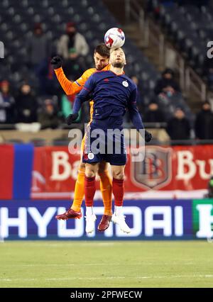 Chicago, USA, 18. März 2023. Kacper Przybylko des Chicago Fire FC von Major League Soccer (MLS) (11) tritt auf und führt den Ball gegen den FC Cincinnati im Soldier Field in Chicago, IL, USA an. Kredit: Tony Gadomski / All Sport Imaging / Alamy Live News Stockfoto