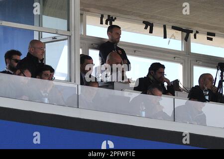 Pisa, Italien. 18. März 2023. Cheftrainer von Benevento Roberto Stellone, disqualifiziert, auf der Tribüne der Arena Garibaldi Stadion während des Spiels AC Pisa vs Benevento Calcio, italienisches Fußballspiel der Serie B in Pisa, Italien, März 18 2023 Kredit: Independent Photo Agency/Alamy Live News Stockfoto