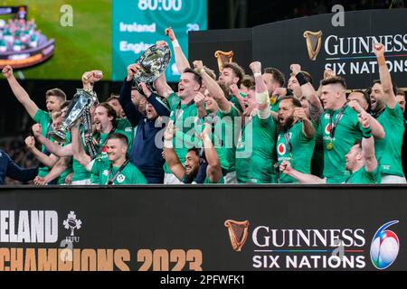 Dublin, Irland. 19. März 2023. Die irischen Spieler feiern den Sieg beim Guinness Six Nations Round 5-Spiel zwischen Irland und England am 18. März 2023 im Aviva Stadium in Dublin, Irland (Foto: Andrew SURMA/Credit: SIPA USA/Alamy Live News) Stockfoto