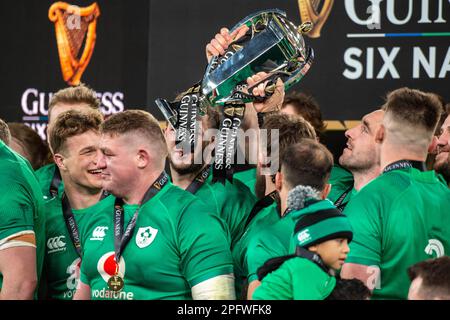 Dublin, Irland. 19. März 2023. Die irischen Spieler feiern das Spiel Guinness Six Nations Round 5 zwischen Irland und England am 18. März 2023 im Aviva Stadium in Dublin, Irland (Foto: Andrew SURMA/Credit: SIPA USA/Alamy Live News Stockfoto