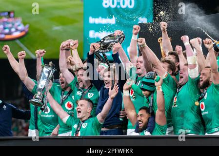 Dublin, Irland. 19. März 2023. Die irischen Spieler feiern den Sieg beim Guinness Six Nations Round 5-Spiel zwischen Irland und England am 18. März 2023 im Aviva Stadium in Dublin, Irland (Foto: Andrew SURMA/Credit: SIPA USA/Alamy Live News) Stockfoto