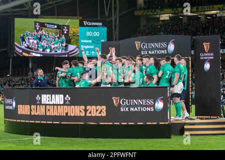 Dublin, Irland. 19. März 2023. Die irischen Spieler feiern den Sieg beim Guinness Six Nations Round 5-Spiel zwischen Irland und England am 18. März 2023 im Aviva Stadium in Dublin, Irland (Foto: Andrew SURMA/Credit: SIPA USA/Alamy Live News) Stockfoto