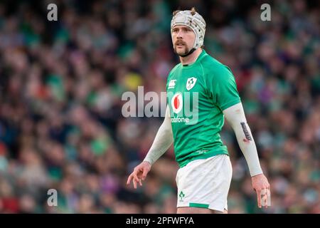 Dublin, Irland. 19. März 2023. Mack Hansen aus Irland während des Guinness Six Nations Round 5-Spiels zwischen Irland und England im Aviva Stadium in Dublin, Irland, am 18. März 2023 (Foto: Andrew SURMA/Credit: SIPA USA/Alamy Live News Stockfoto