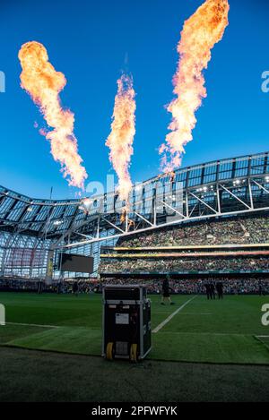 Dublin, Irland. 19. März 2023. Pyrotechnik im Stadion während des Guinness Six Nations Round 5-Spiels zwischen Irland und England im Aviva Stadium in Dublin, Irland am 18. März 2023 (Foto: Andrew SURMA/Credit: SIPA USA/Alamy Live News Stockfoto