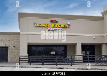 Humble, Texas, USA 02-26-2023: Außenansicht der 3D's Krazy Kitchen Bar and Lounge in Humble, TX. Vorderansicht der lokalen Restaurantkette. Stockfoto