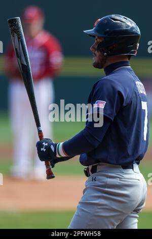 Die Platte. 18. März 2023. Tigers Cole Foster #7 bereitet sich auf den Teller vor. Arkansas besiegte Auburn 9-3 in Fayetteville, AR, Richey Miller/CSM/Alamy Live News Stockfoto