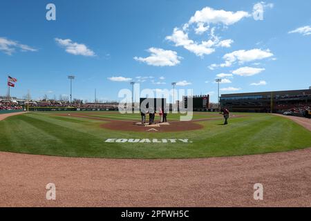 Das Spiel. 18. März 2023. Beide Trainer treffen sich vor dem Spiel am Startpunkt mit den Schiedsrichtern. Arkansas besiegte Auburn 9-3 in Fayetteville, AR, Richey Miller/CSM/Alamy Live News Stockfoto