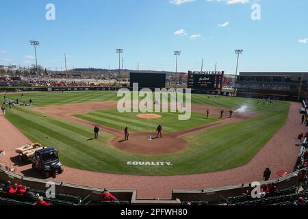 Das Spiel. 18. März 2023. Das Außendienst-Team arbeitet vor dem Spiel auf dem Feld. Arkansas besiegte Auburn 9-3 in Fayetteville, AR, Richey Miller/CSM/Alamy Live News Stockfoto