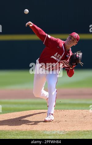 Die Platte. 18. März 2023. Razorback Pitcher will McEntire #41 gibt einen Ball auf die Platte. Arkansas besiegte Auburn 9-3 in Fayetteville, AR, Richey Miller/CSM/Alamy Live News Stockfoto