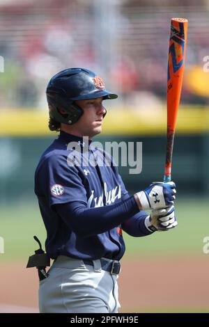 Die Platte. 18. März 2023. Kason Howell Nr. 5 von Auburn schaut über seinen Schläger, bevor er auf die Bühne geht. Arkansas besiegte Auburn 9-3 in Fayetteville, AR, Richey Miller/CSM/Alamy Live News Stockfoto