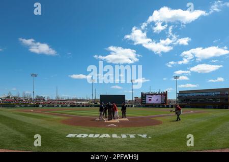 Das Spiel. 18. März 2023. Beide Trainer treffen sich vor dem Spiel am Startpunkt mit den Schiedsrichtern. Arkansas besiegte Auburn 9-3 in Fayetteville, AR, Richey Miller/CSM/Alamy Live News Stockfoto