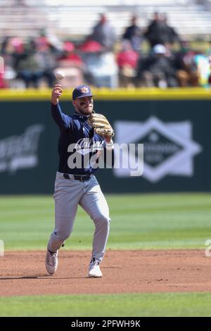 Erste Basis. 18. März 2023. Cole Foster #7 Auburn Infielder wirft sich zur First Base. Arkansas besiegte Auburn 9-3 in Fayetteville, AR, Richey Miller/CSM/Alamy Live News Stockfoto