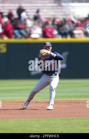 Die Hand. 18. März 2023. Auburn Infielder Cole Foster #7 versucht, beim Übergang vom Handschuh zur Hand einen Ball in den Griff zu bekommen.Arkansas besiegte Auburn 9-3 in Fayetteville, AR, Richey Miller/CSM/Alamy Live News Stockfoto