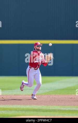 Zuerst Über Das Infield. 18. März 2023. Arkansas kurze Haltestelle John Bolton #9 überquert das Infield. Arkansas besiegte Auburn 9-3 in Fayetteville, AR, Richey Miller/CSM/Alamy Live News Stockfoto