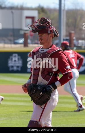 Sein Teil Hinter Der Platte. 18. März 2023. Der Razorback-Fänger Hudson Polk #16 fährt zu seinem Teil hinter dem Teller. Arkansas besiegte Auburn 9-3 in Fayetteville, AR, Richey Miller/CSM/Alamy Live News Stockfoto