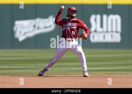 Zuerst. 18. März 2023. Arkansas Kurzstopp John Bolton #9 bereitet sich darauf vor, den Ball über den Diamanten als erster zu lösen. Arkansas besiegte Auburn 9-3 in Fayetteville, AR, Richey Miller/CSM/Alamy Live News Stockfoto