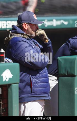 Aus Dem Dugout. 18. März 2023. Auburn Cheftrainer Butch Thompson sieht sich vom Dugout aus an. Arkansas besiegte Auburn 9-3 in Fayetteville, AR, Richey Miller/CSM/Alamy Live News Stockfoto