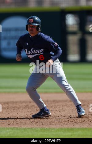Erste Basis. 18. März 2023. Auburn Fänger Ryan Dyal #6 kommt vom First Base runter. Arkansas besiegte Auburn 9-3 in Fayetteville, AR, Richey Miller/CSM/Alamy Live News Stockfoto